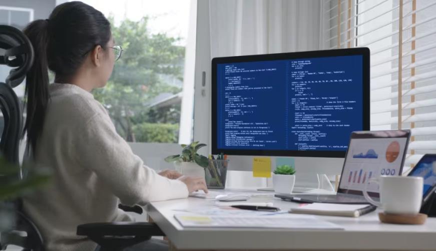 桐乡市软件开发公司实战建议:网站赋能,为何必须接入支持机器人?